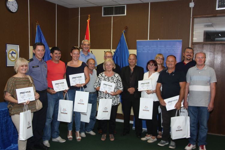 Slika /PU_KA/PU_info/2019/Dan_ljubaznosti_u_prometu_PPRP_Karlovac/1.jpg