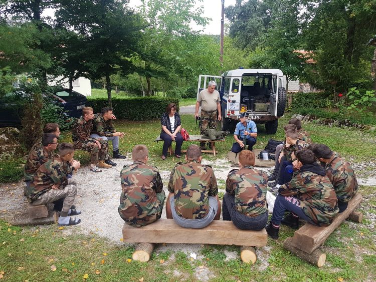 Slika /PU_KA/PU_info/2019/Policija_educirala_sudionike_9Sumskog_taborovanja/1.jpg