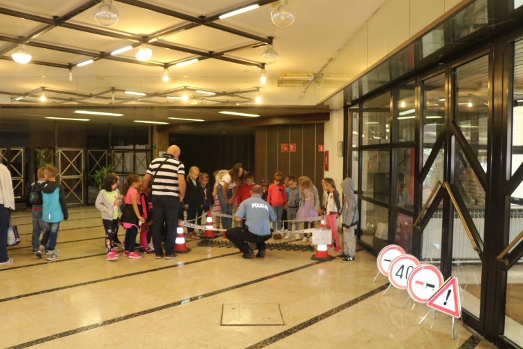 Slika /PU_KA/PU_info/2019/Postujte_nase_znakove_Karlovac/9.jpg