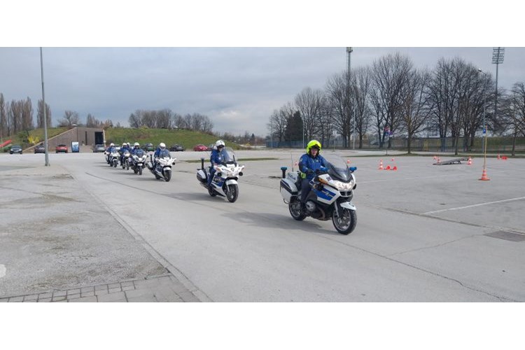 Slika /PU_KA/PU_info/2019/Trening_voznja_policijskih_motociklista/2.jpg