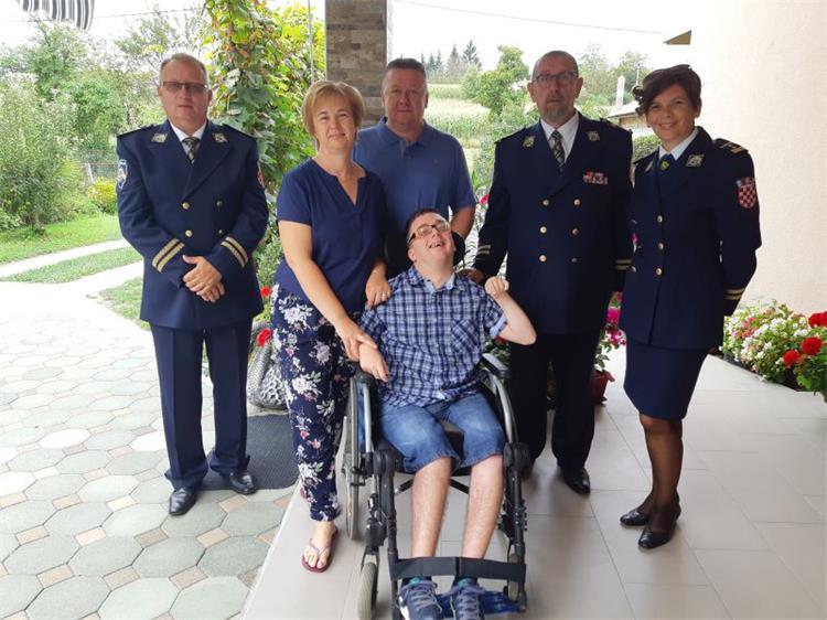 Slika /PU_KA/PU_info/2019/Zaklada_policijske_solidarnosti_pomogla_Antonu_Bilicicu/4.jpg