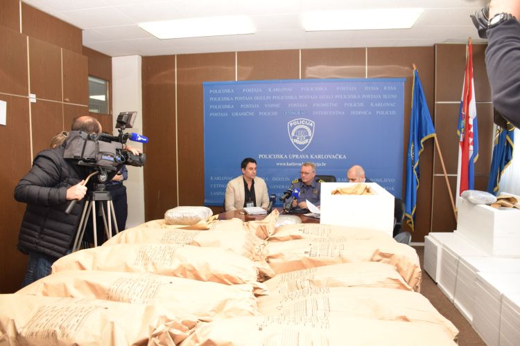 Slika /PU_KA/PU_info/2019/Zapljena_17_kg_droge/7.jpg