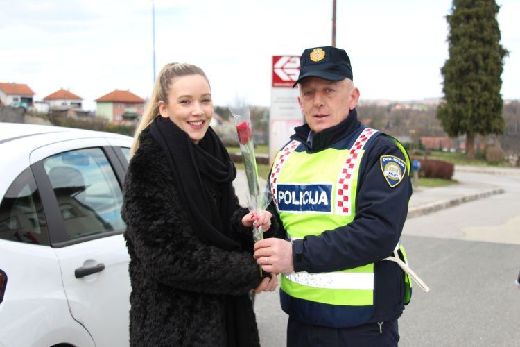 Slika /PU_KA/PU_info/2020/Dan_zena_podijela_ruza/6.jpg