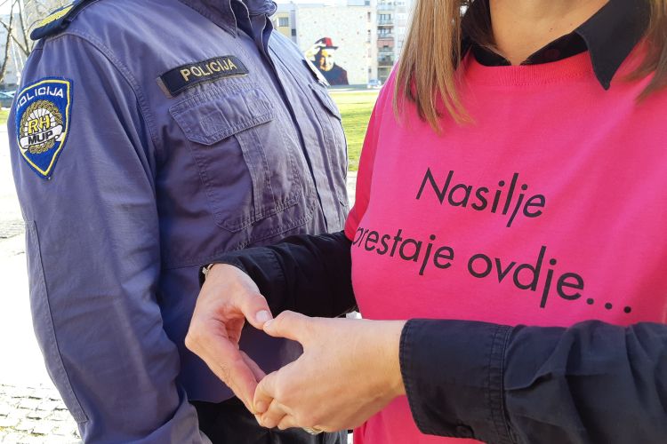 Slika /PU_KA/PU_info/2021/Obiljezavamo_Dan_ruzicastih_majica/6.jpg