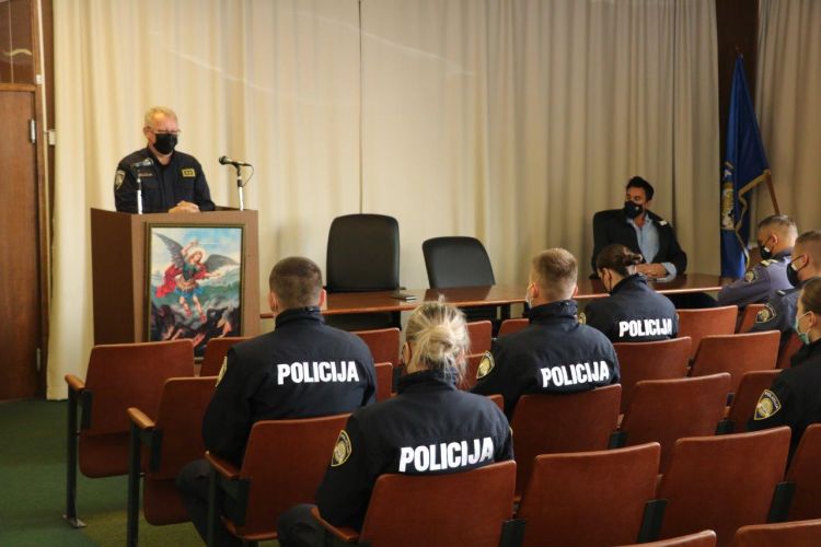 Slika /PU_KA/PU_info/2021/U_PU_karlovacku_stiglo_30_vjezbenika/1.jpg