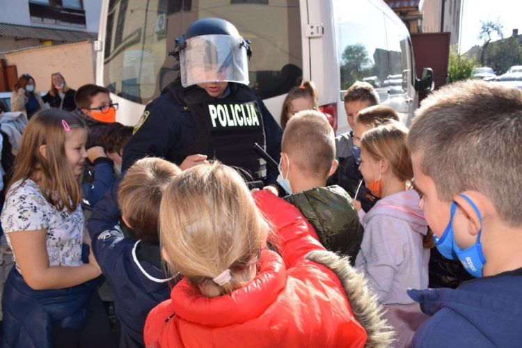 Slika /PU_KA/PU_info/2021/Zajedno_vise_mozemo_MAH1_PP_Duga_Resa/1.jpg