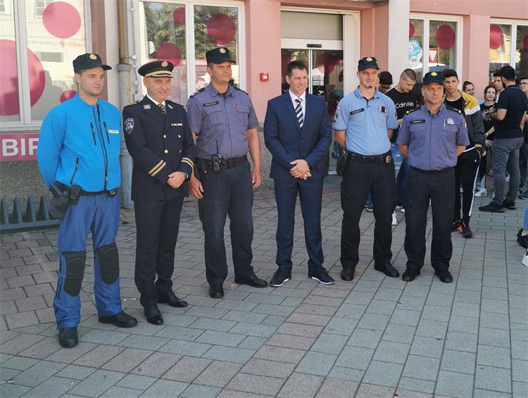 Slika /PU_KA/PU_info/2022/Dan_otvorenih_vrata_Ogulin_2022/1.jpg