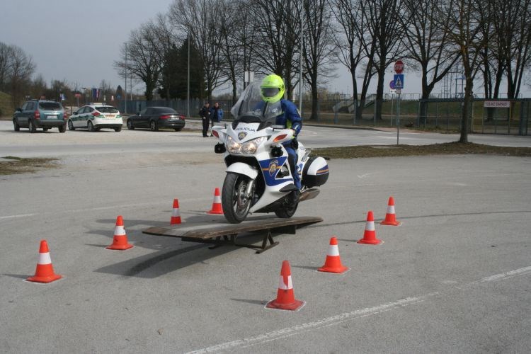 Slika /PU_KA/PU_info/2022/Prilagodba_i_trening_voznja_policijskih_motociklista/1.jpg