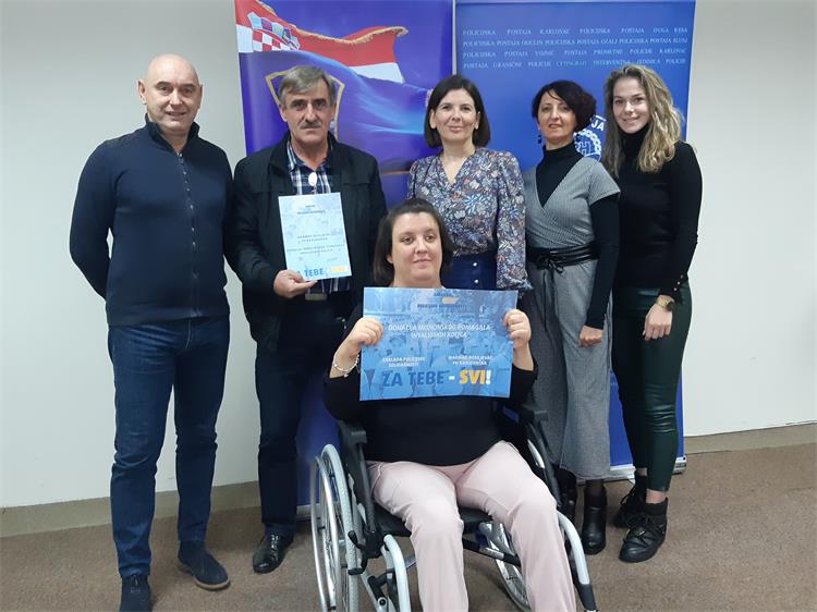 Slika /PU_KA/PU_info/2022/Zaklada_policijske_solidarnosti_invalidska_kolica_Bosiljevac/4.jpg