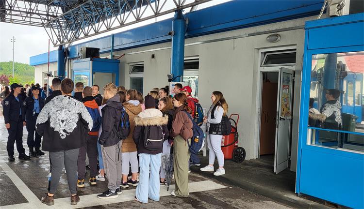 Slika /PU_KA/PU_info/2023/Granicnu_policiju_posjetili_ucenici_OS_Turanj/1.jpg