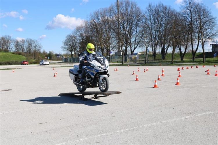 Slika /PU_KA/PU_info/2023/Prilagodba_i_trening_voznja_policijskih_motociklista/5.jpg