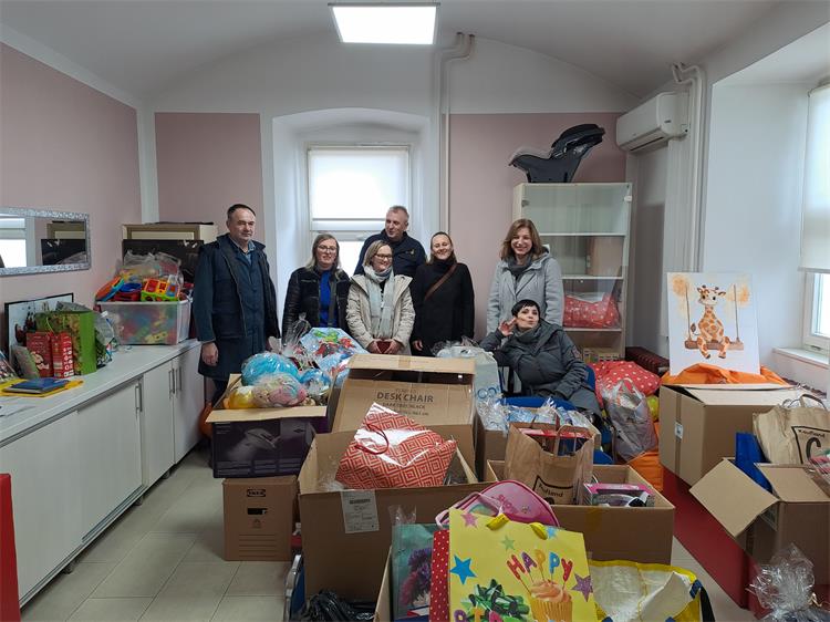 Slika /PU_KA/PU_info/2025/Humanitarna_akcija_igracke_24_11_2025/2.jpg