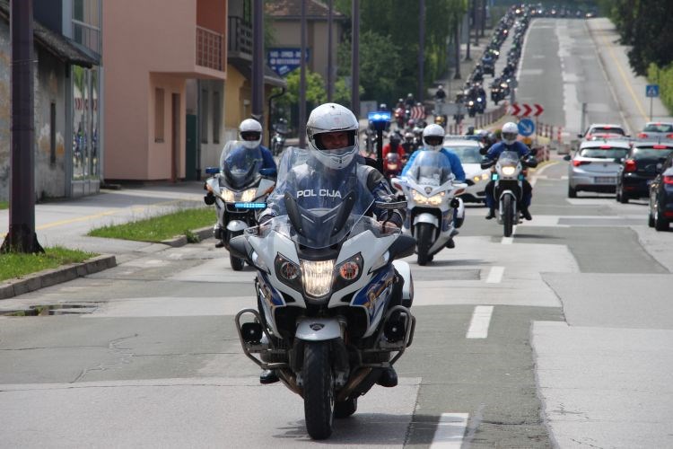 Slika /PU_KA/Slike/Nove_fotografije_za_novi_web/motociklist_promet.jpg