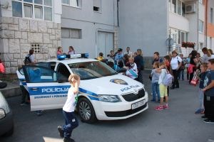 Slika PU_KA/PU_info/2016/Ozaljski_ucenici_posjetili_policiju/naslovnica.jpg